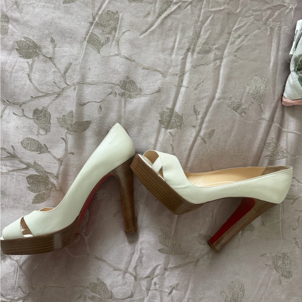 Christian Louboutin White Leather Pumps with Red Soles - Picture 7 of 11